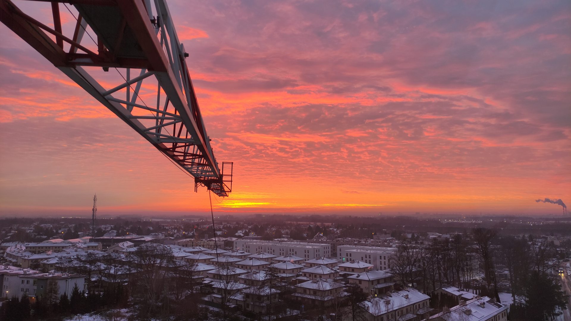 Wysięgnik żurawia nad Wrocławiem o wschodzie słońca