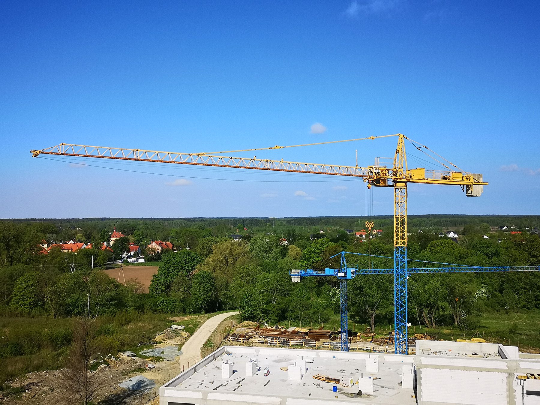 Dwa żurawie Liebherr 71 EC, ul. Lubomierska, Wrocław