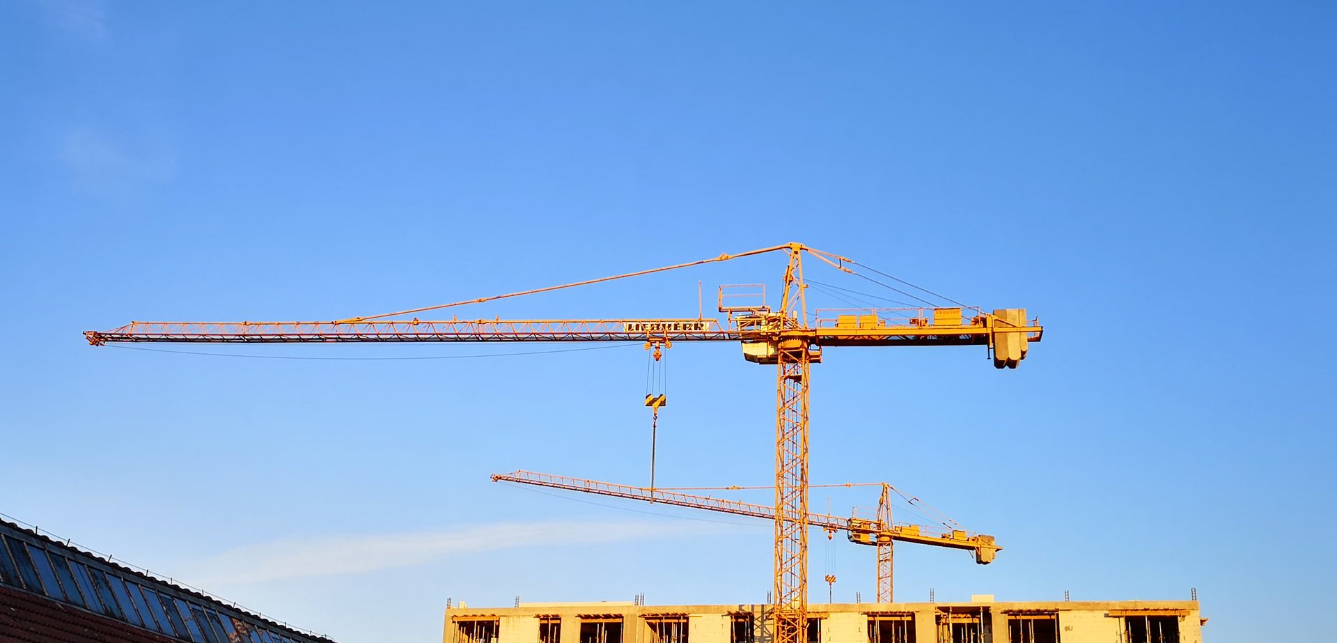 Dwa żurawie Liebherr 71EC, ul. Stabłowicka, Wrocław